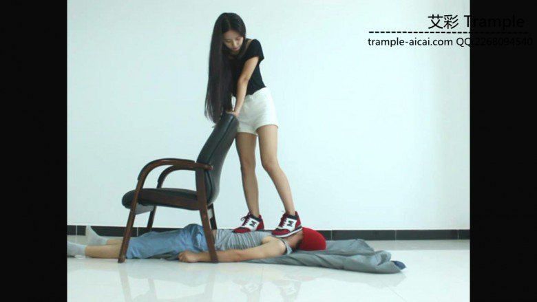 天依女主脚下的运动人体垫！