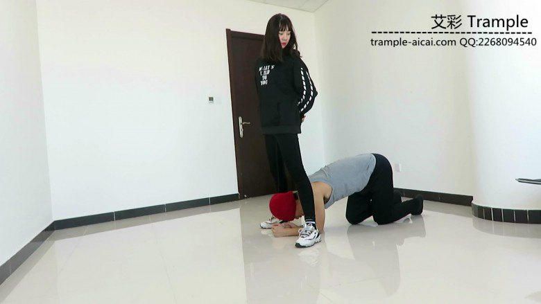 00后天使女主踢裆暴打贱狗逼迫其钻跨踩头羞辱！