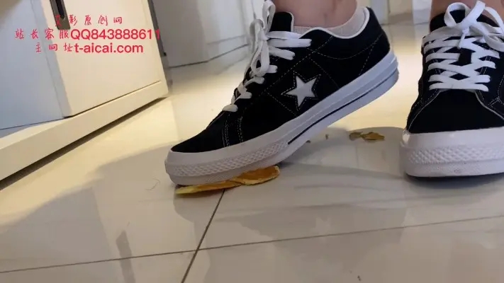 【泽泽女主】泽泽女主匡威 耐克踩食物喂贱狗香蕉酸奶