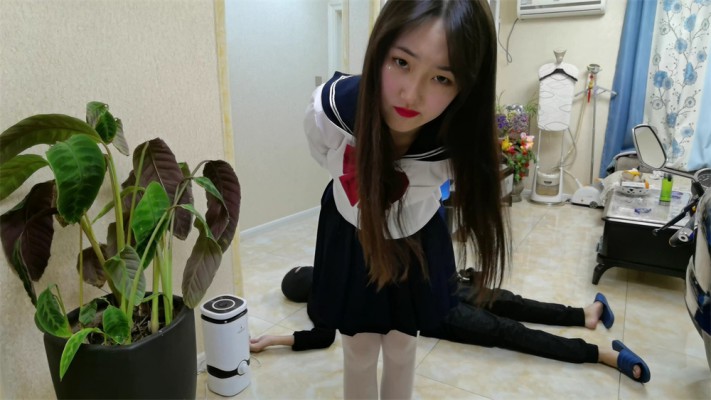 小爱JK暴力踩踏 YC-220219-3