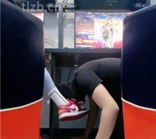 【小妮】网吧-电竞桌底甘愿做奴【完整版】 bf37084