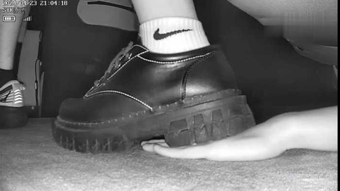 B752 – 无意识情侣小皮鞋无视踩全手到手臂 bf49170