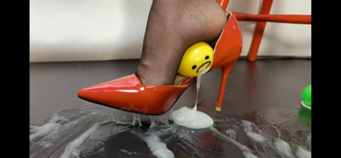 希子黑丝高跟踩吐小人头+粘液玩弄 YC-250214