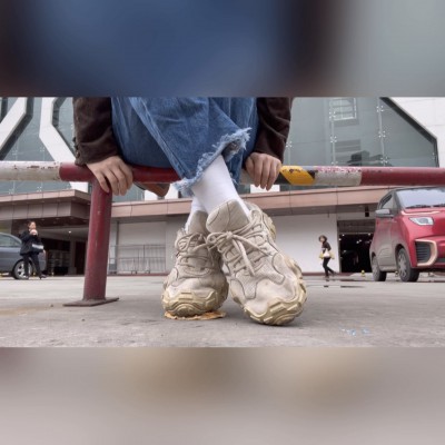 真实素人小姐姐在路人注视下踩面包全程语言羞辱 YC-250217