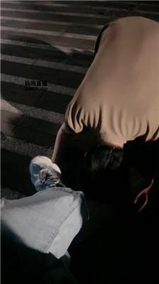 【黑兔】户外遛狗-舔脏鞋黑袜裸足 JS250515-9