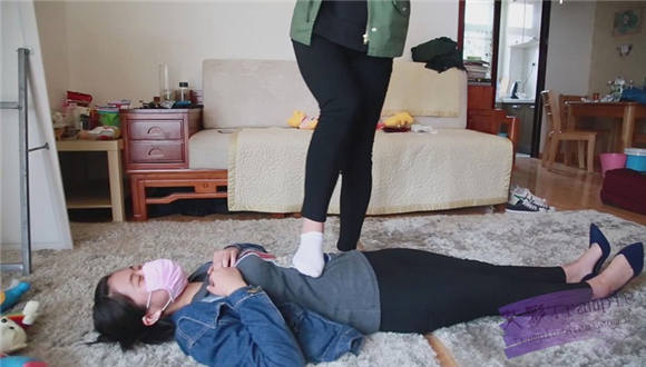 艾丝指导两高中妹子互踩，最后艾丝也忍不住上去踩了两脚 G-NV-216