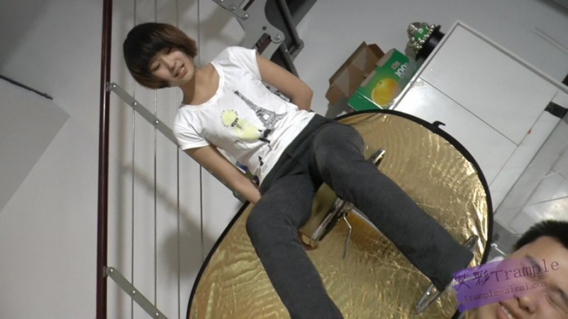 小月 强迫奴隶闻臭白袜脚