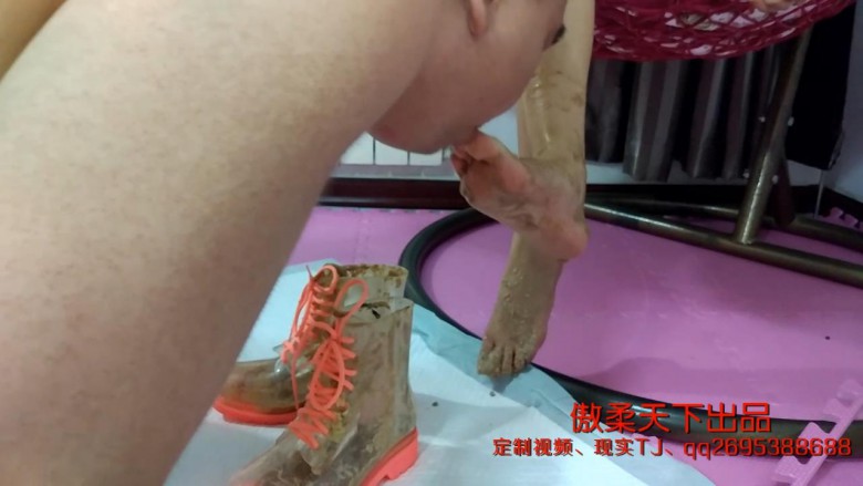 雨靴内踩蛋糕喂食味觉的享受