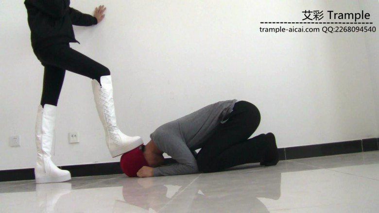 00后天使女主长靴踢蛋、膝顶肚腹下体！