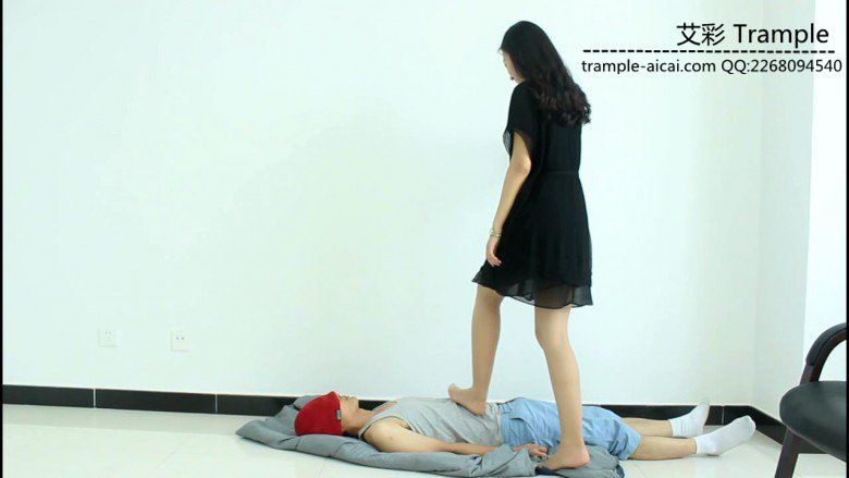 超模天星女主肉丝袜玩弄践踏贱狗头部下体！