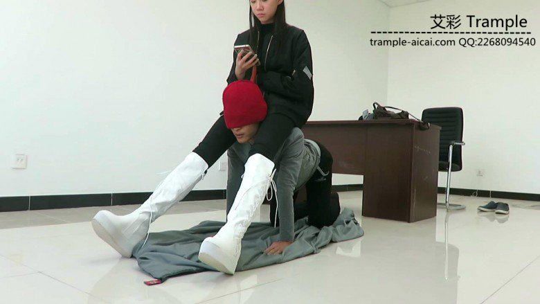 00后天使女主白长靴骑坐贱狗，膝盖跪压贱狗身体！