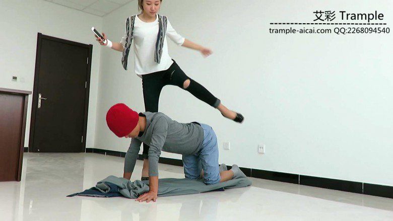 冰冰女主跨步羞辱骑乘贱狗！