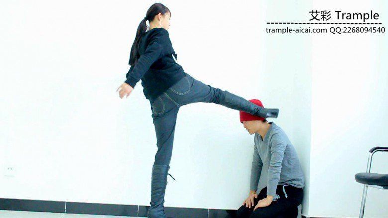 00后天使女主长靴踢踹，扇耳光，堵墙角暴打贱狗！