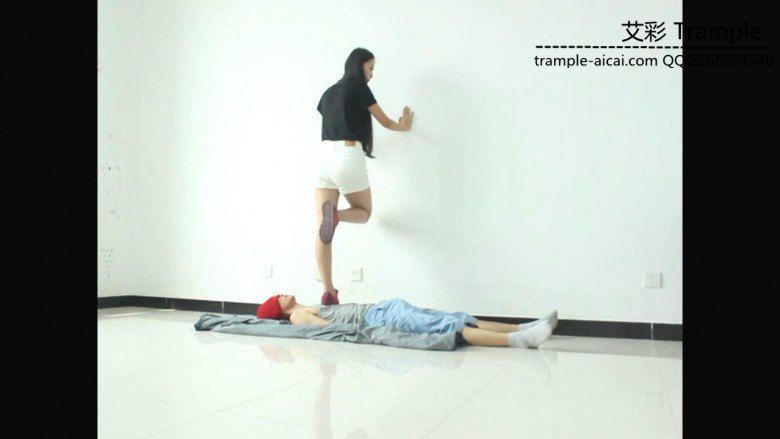 超漂亮天依女主运动鞋下的贱狗！