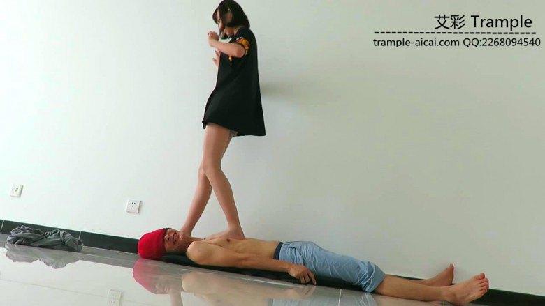 00后天使女主肉丝踩头踏步踩下体！