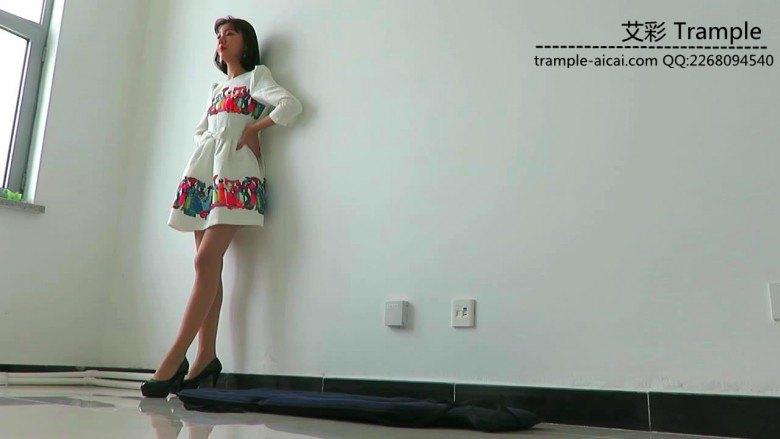 00后女主肉丝高跟插嘴深喉全体重践踏贱狗身体下体！