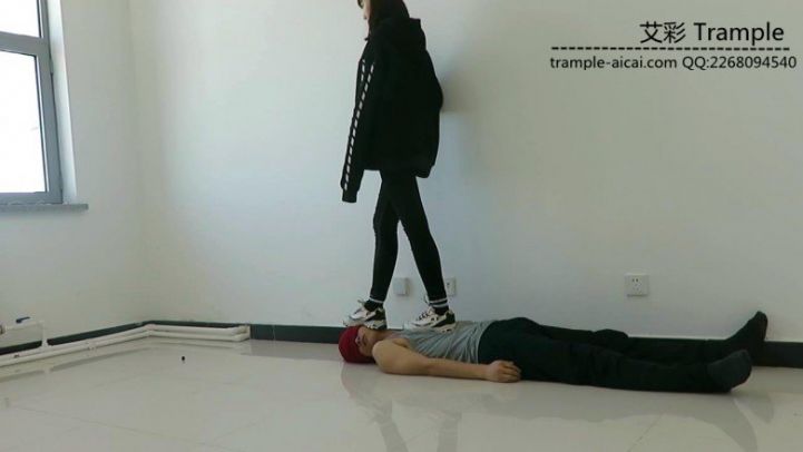 00后天使女主运动鞋；黑棉袜；裸足踩玩贱狗！