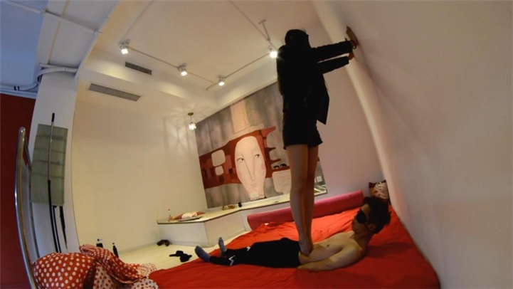 『奴隶岛』—萱萱主人残忍踩虐肚子