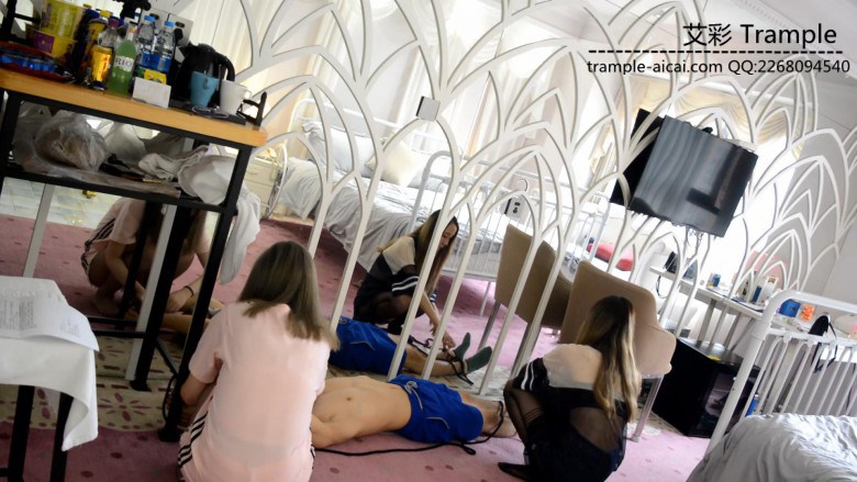 『奴隶岛』—双人踩扁瘦奴