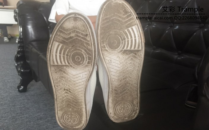 品尝173美眉超级原味棉袜脏脏帆布鞋底