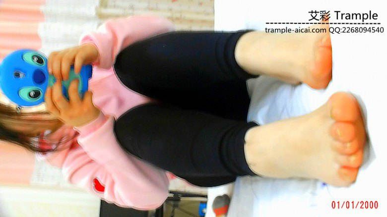 学生一族手机党妹妹脚虐