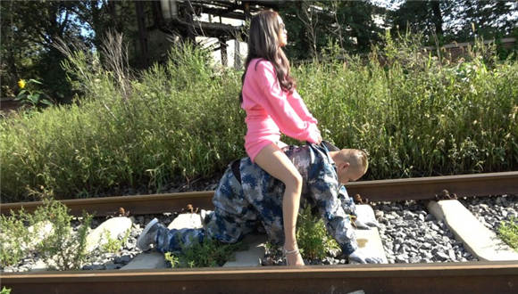 冷柔铁道操练特种狗