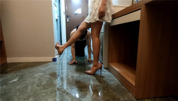 佛山小夏大人玉足牛奶洗脚，高跟插嘴坐脸