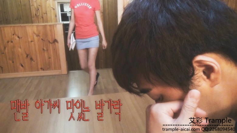 桌下的美脚人字拖 HAN-159