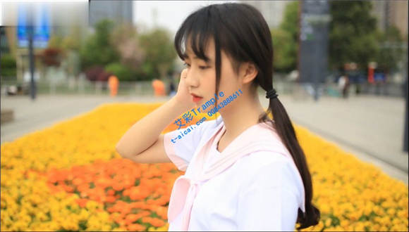 漂亮女孩制服长筒袜小白鞋