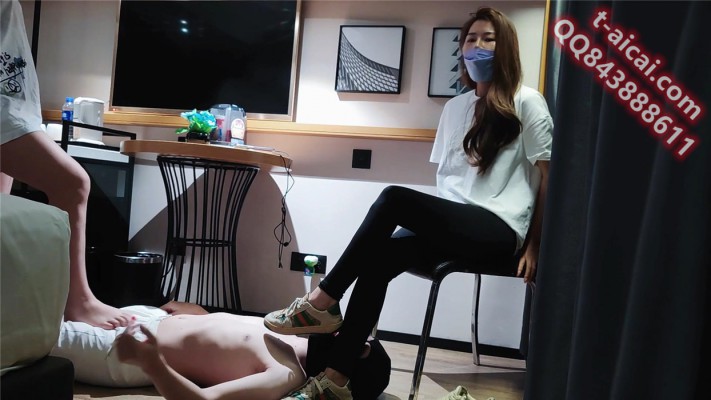 （中山素人联盟）新人小雪姐姐和coco羞辱贱狗闻舔Gucci YC-220402-5