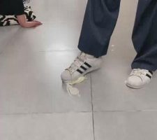 【二宝】教素人学生S踩食物喂食/强迫吃袜子 bf11222