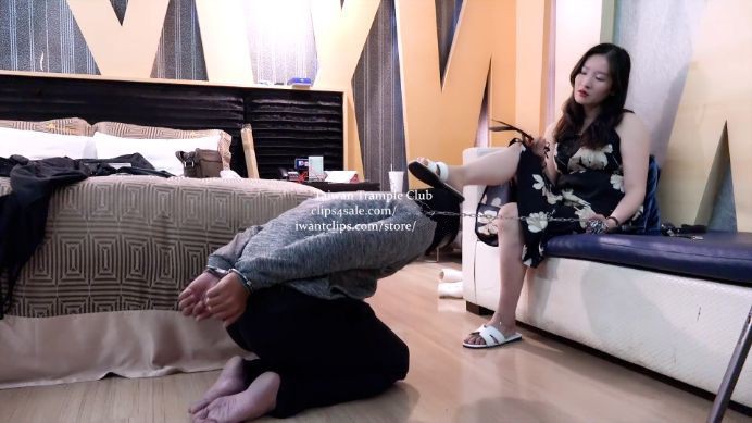 【Taiwan Trample Club】爆打+电击项圈狠虐到真实崩溃沁姐凉拖踩踏鞭打电击