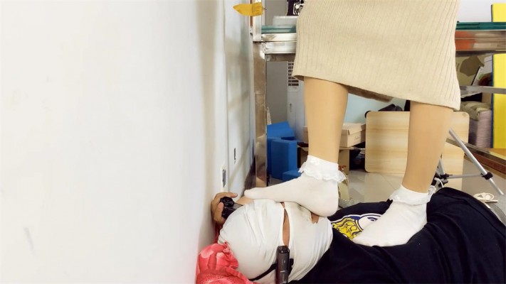 【婧児小主】晓G帆布鞋脏白袜踩头踩脖子 踩踹审讯最后裁断囚犯脖子！ YC-220516-4