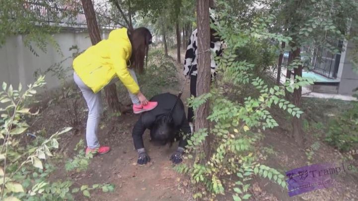 【品丝阁】女主晨练小区遛狗