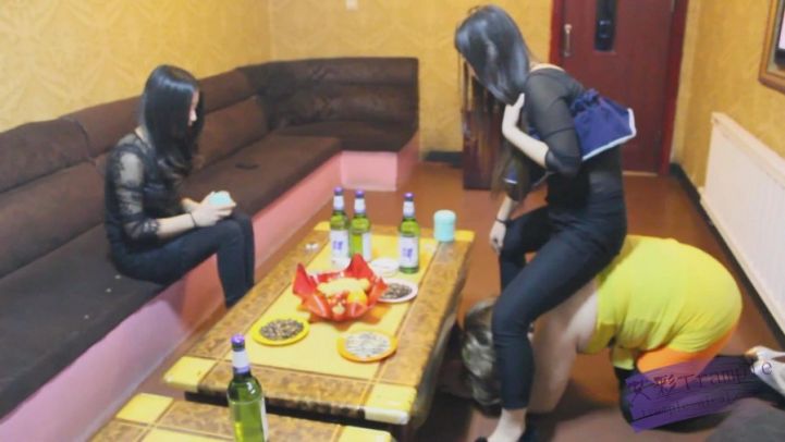 KTV两长发美女S极度羞辱（四）