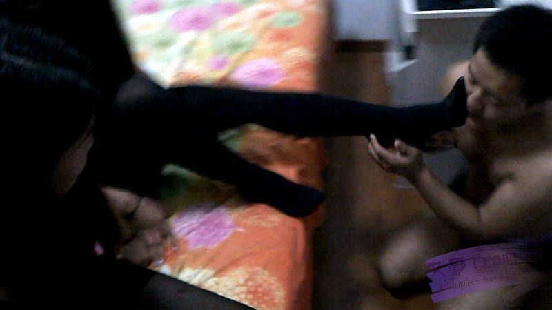 偷闻美女脚的下场