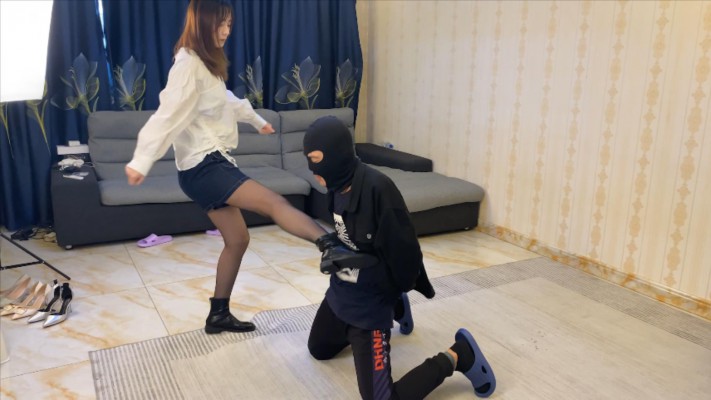 【W.K.T】—妍妍小皮靴踢费贱狗下体 YC-221211-11