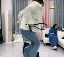 【麋鹿银儿】空军一号-白袜辱人形犬-骑马/水刑窒息/全体重跳踩 bf27060