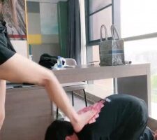 【琪琪大人】桌下视角羞辱/提档/裸足踩踏 bf27324