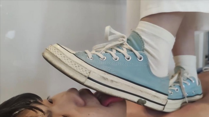 【00后小彤】白裙脏匡威玩18岁小M，踩踏舔鞋底 YC-230526-2