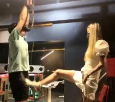 【雯希】小白鞋白袜-吊绑踢踹/鞭打sp/踩踏喂食【完整版】 bf29854