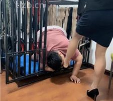 【冰色】狗笼囚禁恋足舔/吃圣水丝袜 JS231208-4