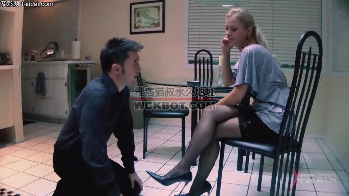 跪下闻舔她的高跟黑丝臭脚！被她拍照威胁发公司群！bf22416