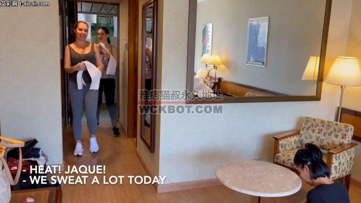 健身后的女王用女奴的嘴和鼻子给她们的臭鞋臭棉袜和汗脚除臭 bf20451