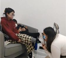 【樱樱】情侣主-让闺蜜下跪伺候-舔鞋底闻棉袜【二】 bf38604