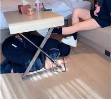 【90喵】桌底视角-小白鞋黑棉袜踩/清理鞋底/品尝裸足 bf41702