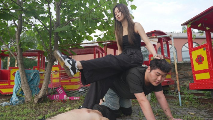 户外公园无羞耻人格毁灭，不绝的行人路人和嬉笑声，吃巨量泥脏鞋咀嚼物 YC-240710-5