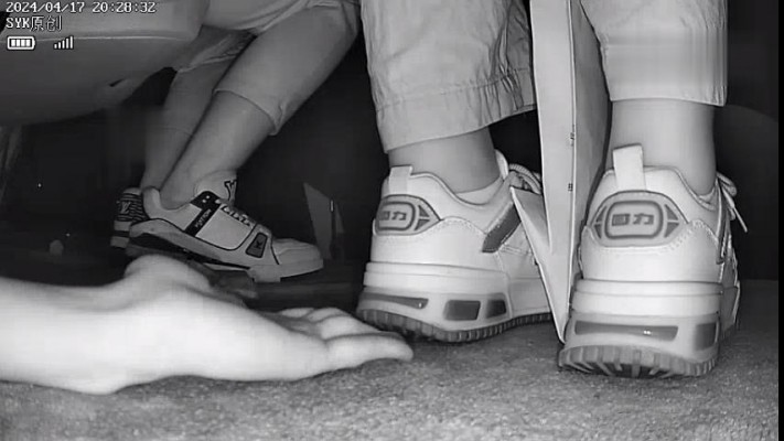 B667 – 无意识凉鞋踩全手发现不对劲+运动鞋踩手 bf42468