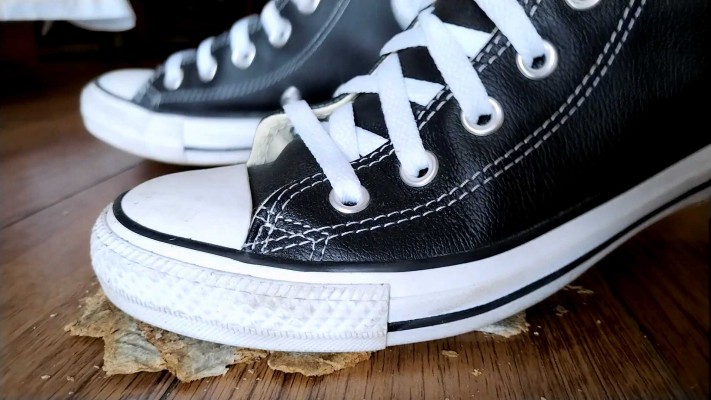 小鱼女神汗臭脚丫穿贝壳+高帮匡威践踏贱狗晚餐 YC-241018-4