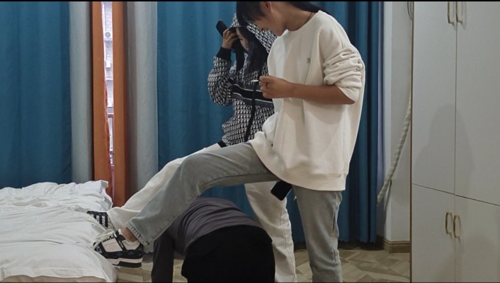 双人精神小妹暴力踢踹踩踏殴打 YC-241020